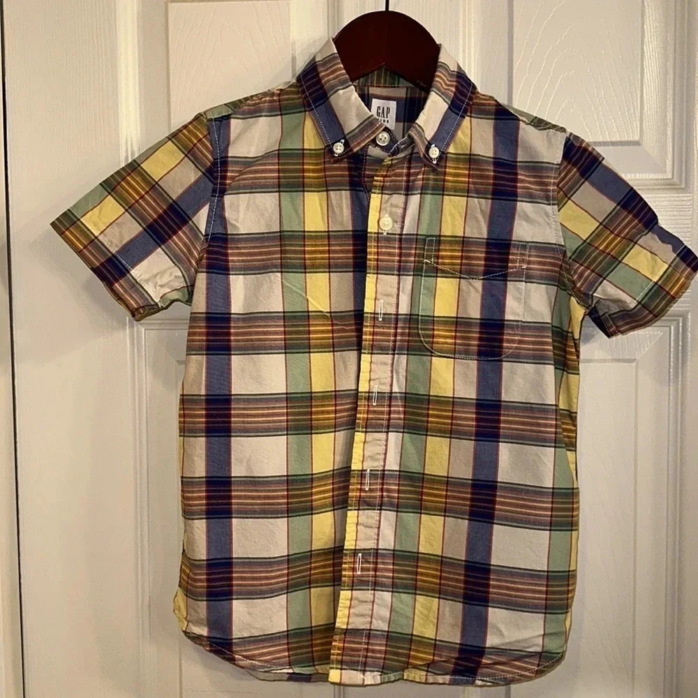 EUC 2 Gap Kids Shirt Sleeve Button Down Shirts (Small - 6/7) - Picture 2 of 11